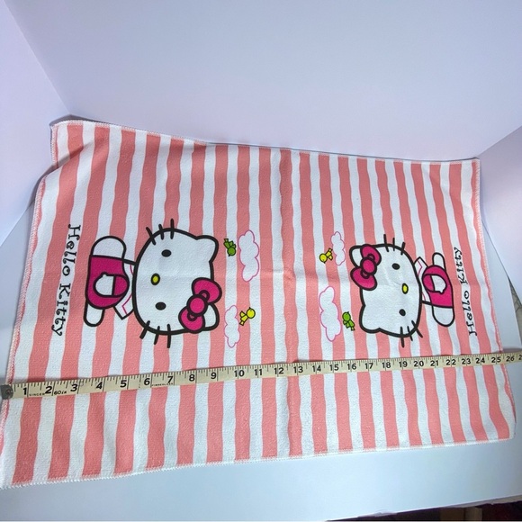 Hello Kitty Pink and White BNWT microfiber towel - Picture 2 of 5